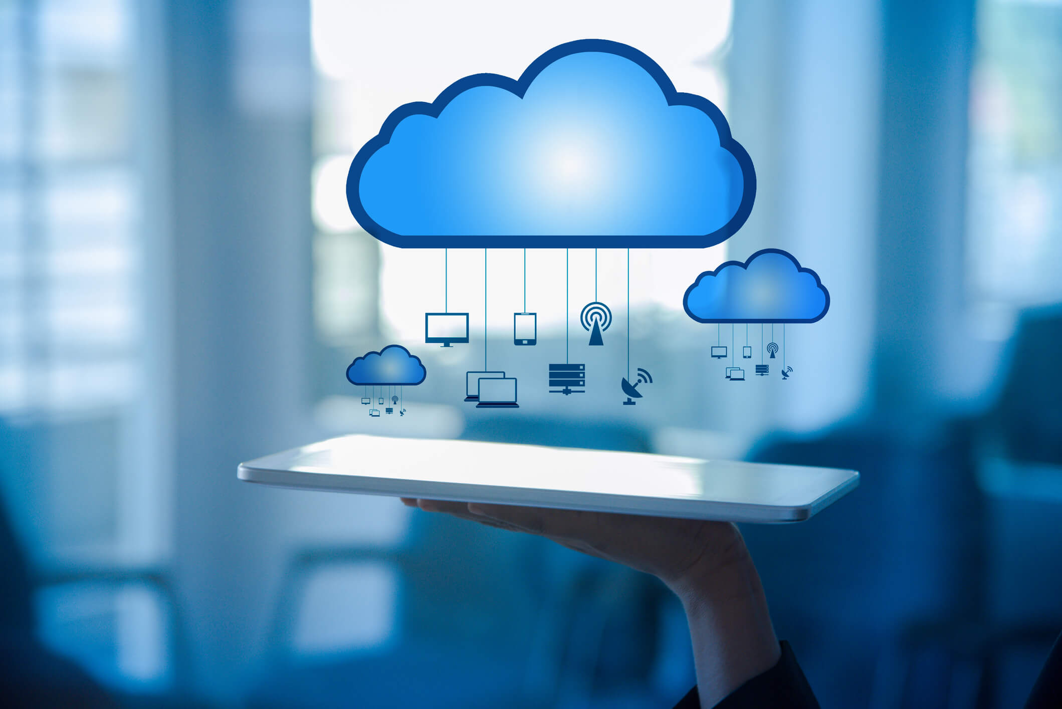 Tableta con imágenes de nubes que representan el sistema de facturación en la nube